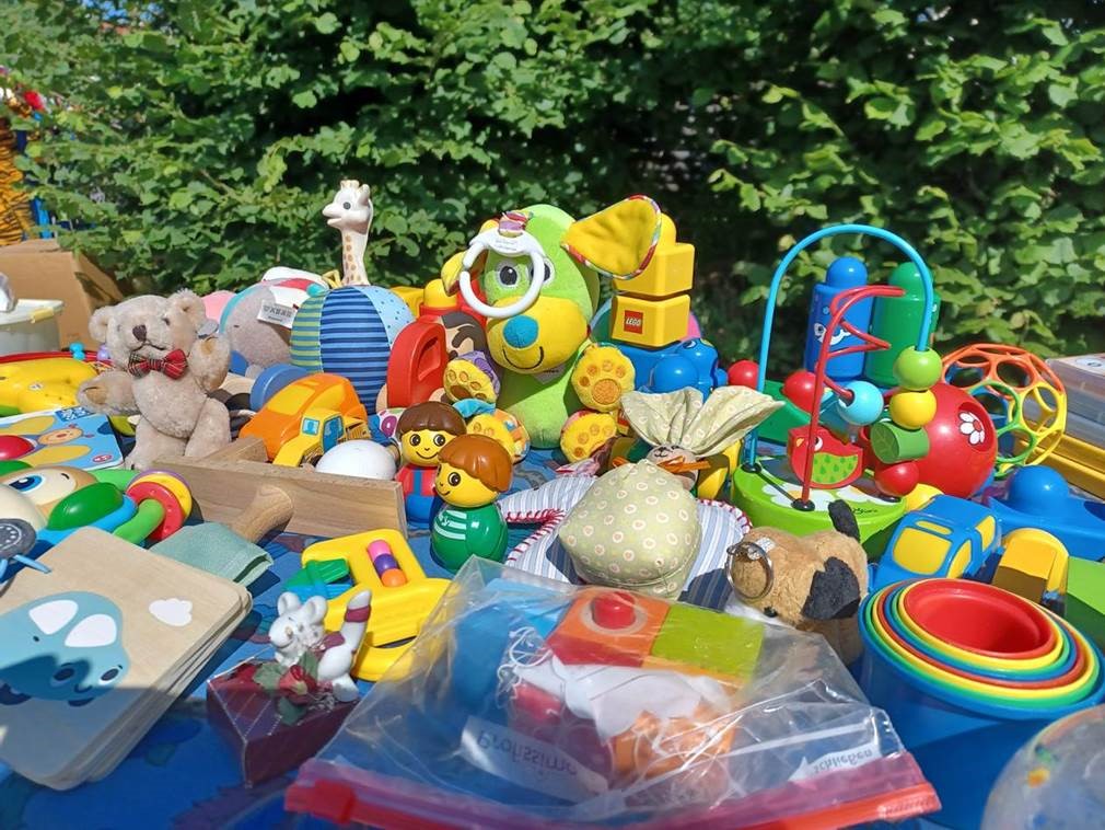 Ein Tisch voller Spielzeuge